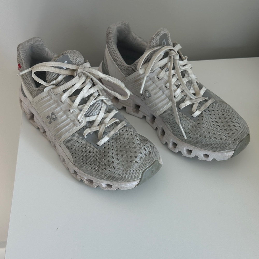 Oncloud Gray/white Athletic Sneakers
